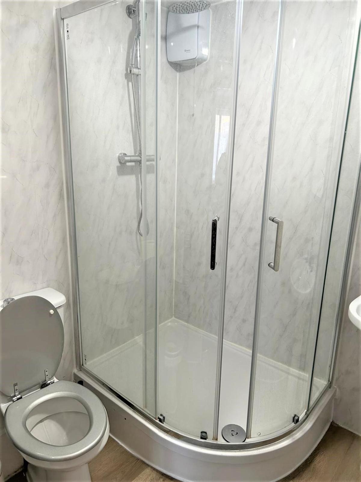 London Zone 2 Lovely 4 Bedroom Apartment - 3 Trowbridge Road ภายนอก รูปภาพ